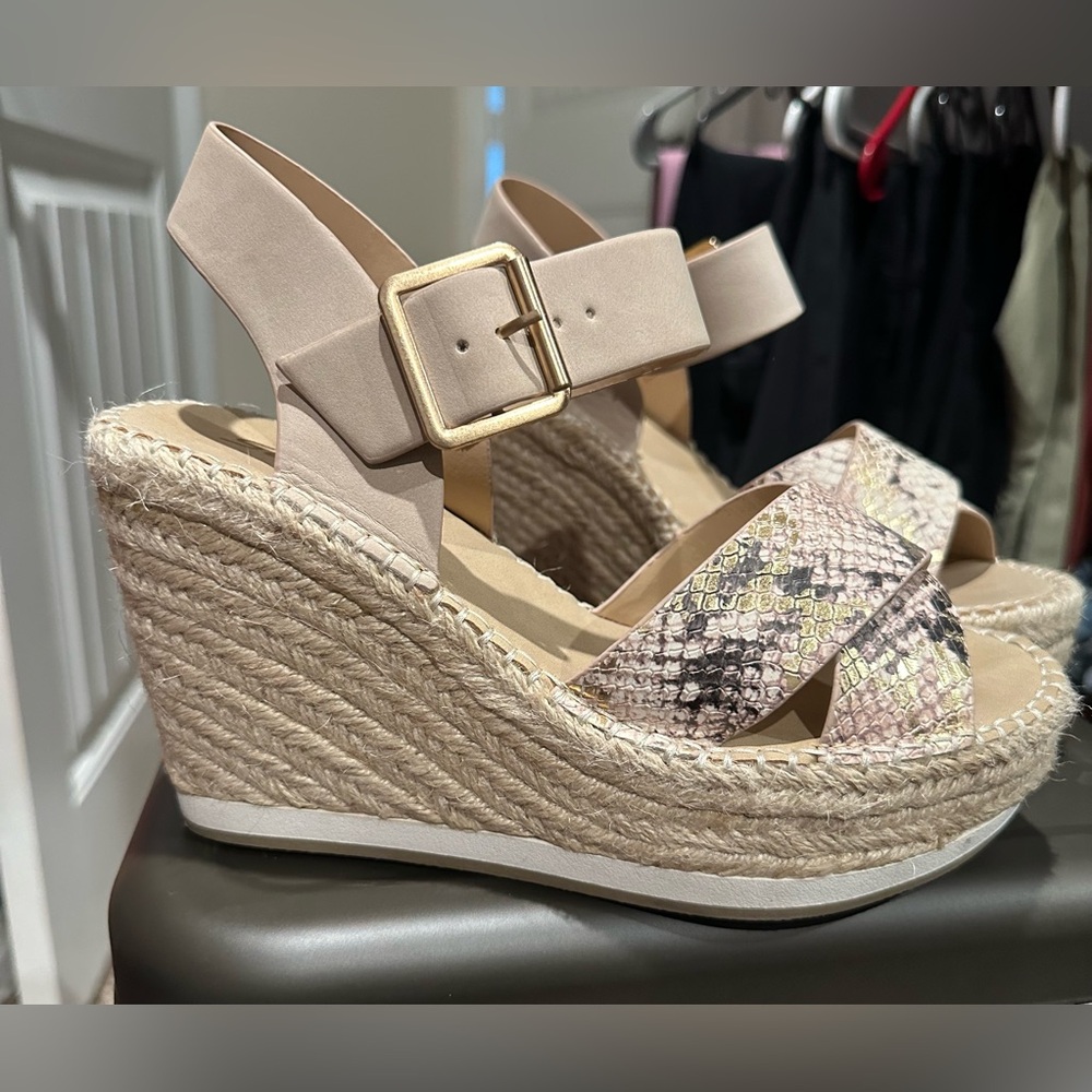 Cute summer wedges- like new